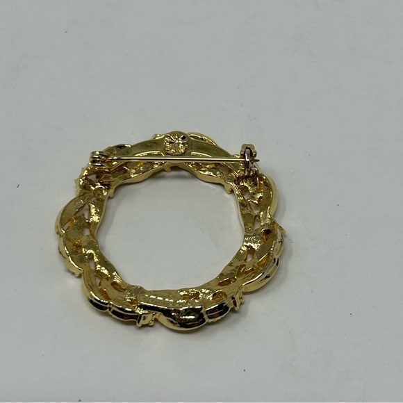Vintage Gerry's Small Gold Tone Leaf Wreath Brooch with Pink Rhinestones - Picture 3 of 5